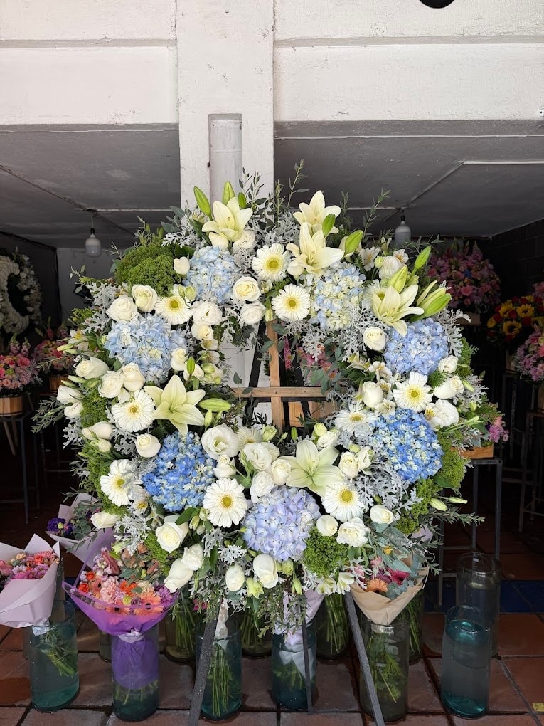 Corona Grande de Rosas Blancas